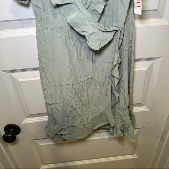 NWT Lucy Love Green V Neck Cold Shoulder Ruffle Accent Potion Wrap Dress S - Picture 7 of 11